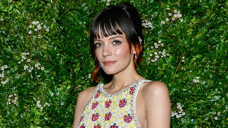 Lily Allen hat eine neue Geldquelle aufgetan: Ihre Füße, die besonders schön sein sollen.