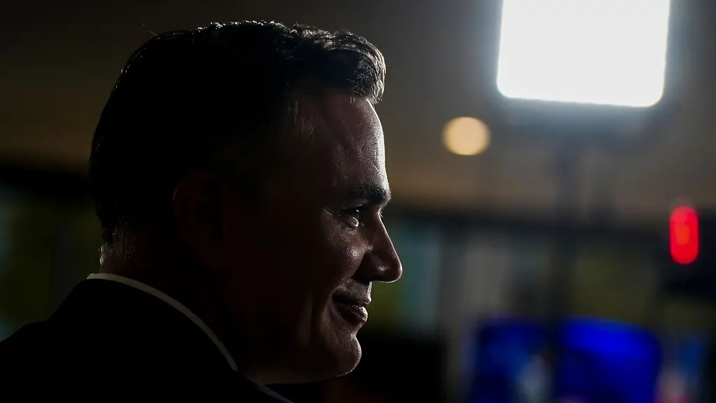 Stefan-Naas-FDP-Spitzenkandidat-seiner-Partei-steht-im-Fernsehstudio