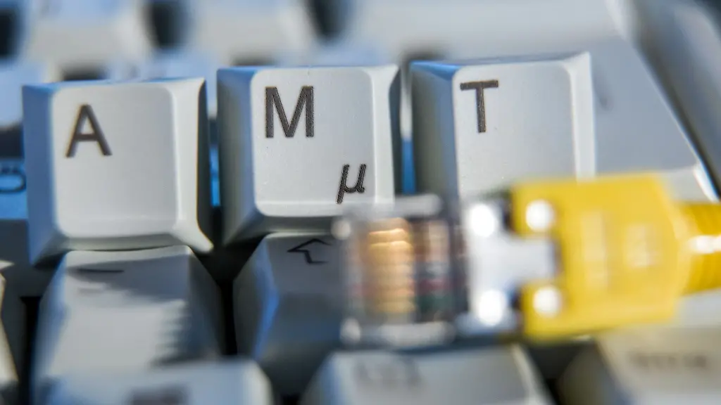 Der-Schriftzug-Amt-ist-auf-einer-Computertastatur-hinter-einem-Netzwerkkabel-zu-sehen