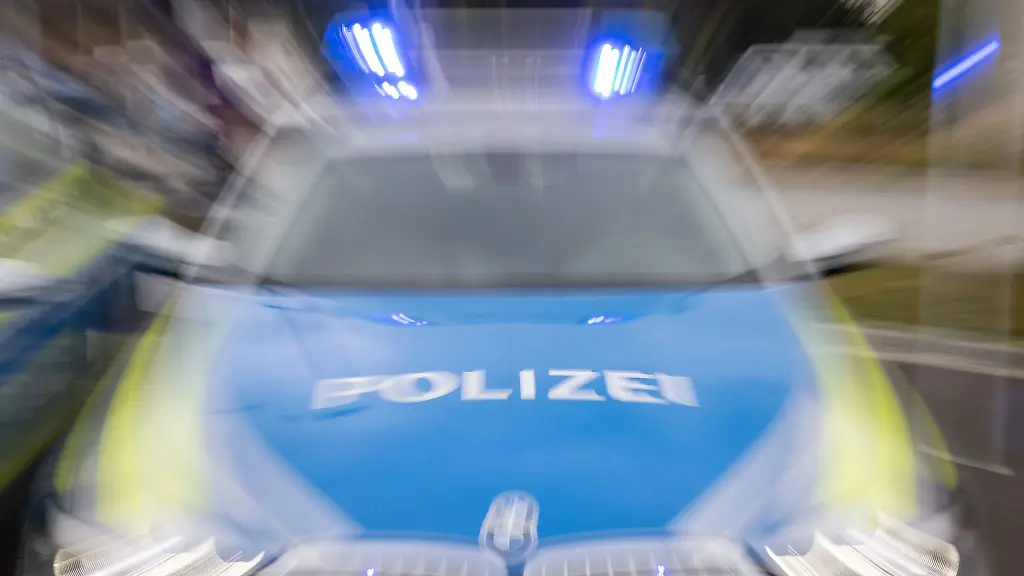 Ein-Streifenwagen-der-Polizei-mit-eingeschaltetem-Blaulicht