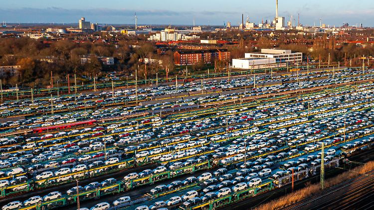 Gut 297.000 PKW wurden im Juni an die Kunden übergeben.