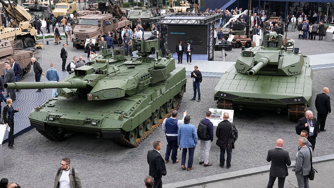Der Leopard 2A8 Panzer (links) bei einer Rüstungsausstellung neben dem Leopard 2A-RC-3.0.