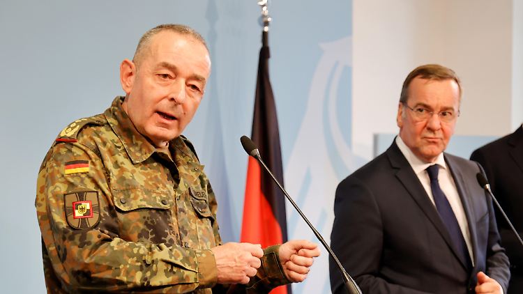 Generalinspekteur Carsten Breuer und Verteidigungsminister Boris Pistorius erläuterten im April die Strukturreform der Bundeswehr. 