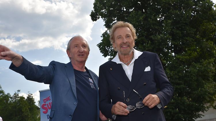 Mike Krüger (l) und Thomas Gottschalk präsentieren sich in ihrem Podcast "Die Supernasen" als Malocher aus altem Schrot und Korn. 