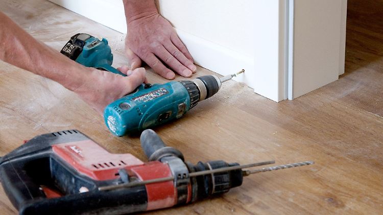 Handwerker in der Wohnung? Unter gewissen Voraussetzungen können die Kosten dafür Ihre Steuerlast senken.