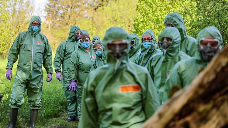 Tierseuchenübung im Ennepe-Ruhr-Kreis: Die Helfer proben, was bei einem Ausbruch der Vogelgrippe zu tun wäre.