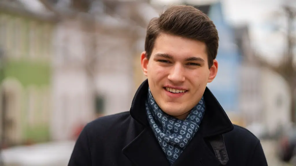 Der-mit-19-Jahren-juengste-amtierende-Buergermeister-Bayerns-Kristan-von-Waldenfels-CSU-steht-laechelnd-auf-einer-Strasse