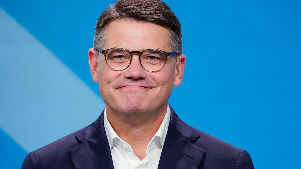 Boris-Rhein-CDU-Ministerpraesident-von-Hessen-steht-im-ZDF-Fernsehstudio-und-laechelt