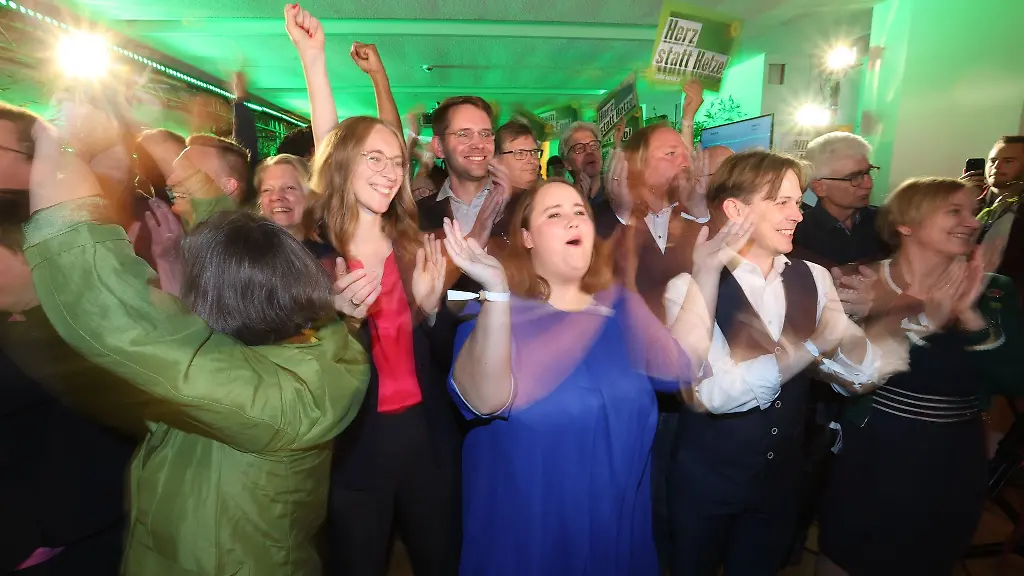 Ricarda-Lang-M-die-Bundesvorsitzende-von-Buendnis-90-Die-Gruenen-jubelt-mit-Anhaengern-bei-der-Wahlparty