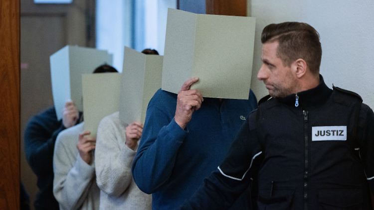 Fünf Polizisten müssen sich nach dem Einsatz von Pfefferspray, Taser und Maschinenpistole mit Todesfolge vor dem Landgericht verantworten.