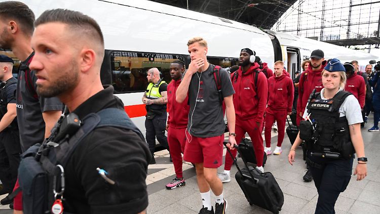Selbst die belgische Nationalmannschaft, welche mit dem Zug anreiste, erreichte den Kölner Bahnhof mit zehn Minuten Verspätung.