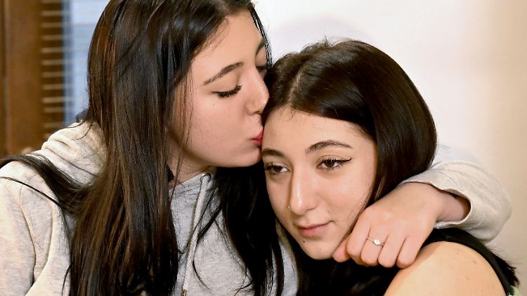 Die Schwestern Anna Panchulidze (li), und  Elene Deisadze wussten nichts voneinander.