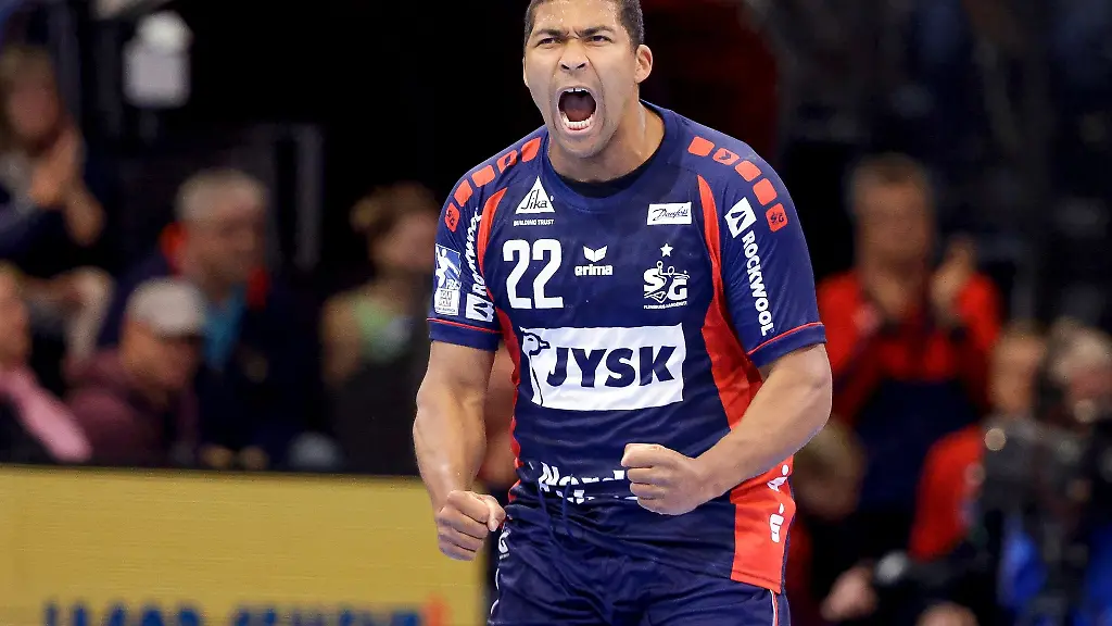 Flensburgs-Mads-Mensah-Larsen-jubelt-ueber-einen-Treffer