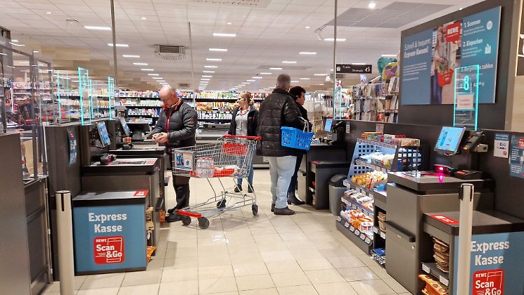 Rund ein Viertel der Kundinnen und Kunden setzt schon jetzt auf die SB-Kassen, sagt Rewe-Chef Souque.