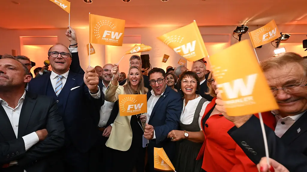 Anhaenger-der-Freien-Waehler-reagieren-bei-der-Wahlparty-nach-der-Bekanntgabe-der-ersten-Prognose