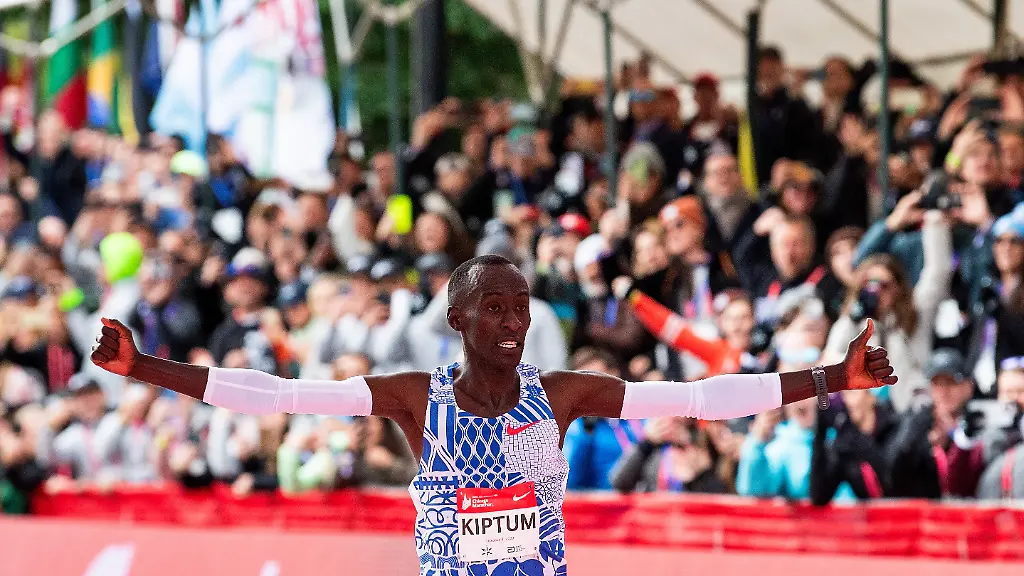 2023-10-08T153801Z-1410640723-MT1USATODAY21603083-RTRMADP-3-RUNNING-CHICAGO-MARATHON