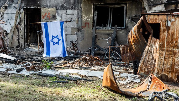 In "Feuer - Israel und der 7. Oktober" bringt Leshem seine ganze Erfahrung als Schreiber und Sammler von Informationen ein, um den Nahostkonflikt in all seinen Schichten darzustellen. 