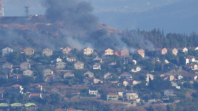 Schon zuvor beschoss die Hisbollah Regionen in Nord-Israel. Bei dem jüngsten Angriff brachen wegen einschlagender Granatsplitter mehrere Feuer aus, berichtete die israelische Armee. 