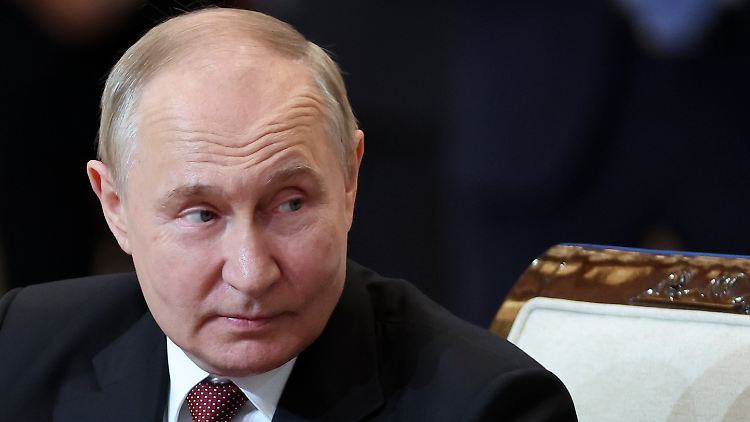 Putins Bedingungen für einen Stopp der Offensive in der Ukraine vergleicht der ukrainische Präsident Selenskyj mit dem Vorgehen Adolf Hitlers im Zweiten Weltkrieg. 