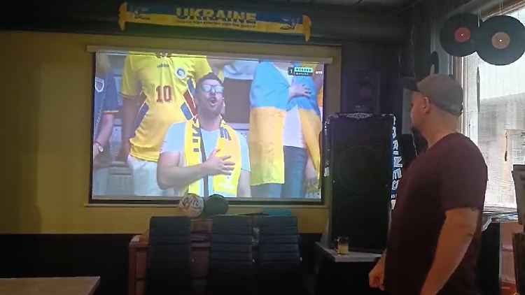 Was denken Männer in der Ukraine, wenn sie andere Männer in deutschen Stadien in Fan-Klamotten sehen? Der Autor hat gemischte Gefühle. "Das ist vollkommen surreal. Wer sind die?" Er fühlt sich ihnen nicht verbunden, verurteilt sie aber auch nicht.