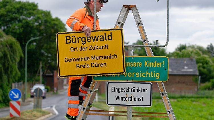 "Alles neu", also zumindest die Schilder am Ortseingang des Tagebau-Dorfs.
