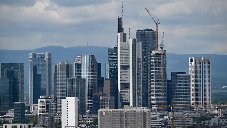 Die privaten Banken (hier das Bankenviertel in Frankfurt) zahlen ihren Mitarbeitern mehr Geld.