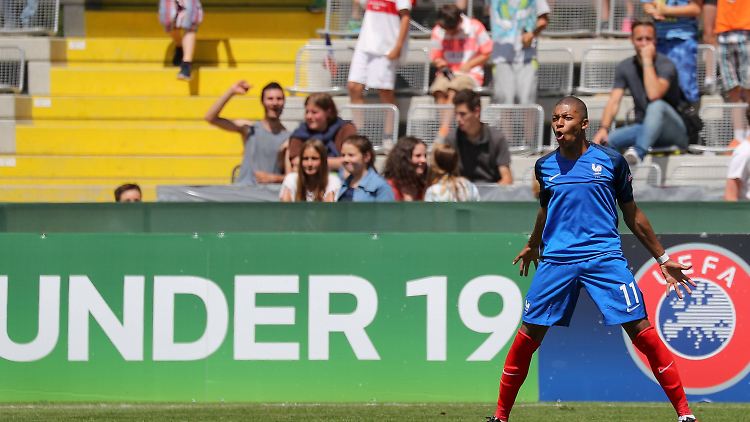 Bei der U19-WM jubelt Kylian Mbappé stilsicher in Ronaldo-Manier.