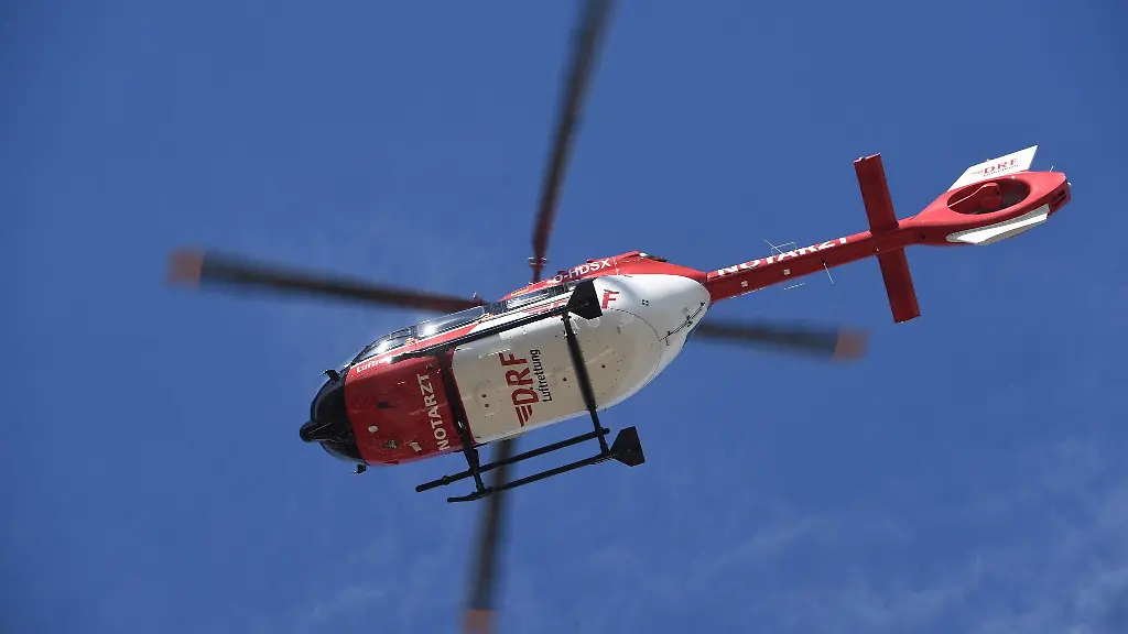 Ein-Rettungshubschrauber-fliegt-am-Himmel
