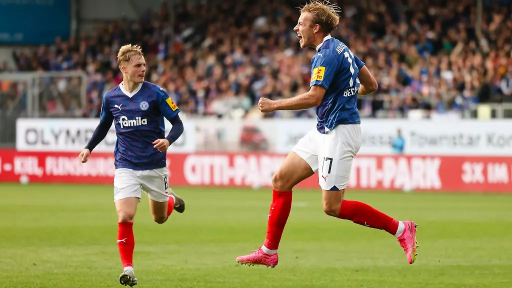 Kiels-Timo-Becker-r-und-Kiels-Finn-Porath-jubeln-nach-Beckers-Tor-zum-1-0-fuer-Holstein-Kiel