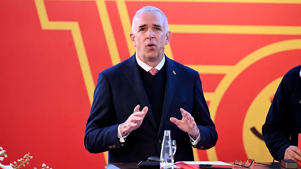 Vereinspraesident-Dirk-Zingler-spricht