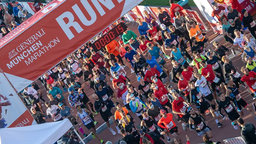 Teilnehmer-des-Muenchen-Marathon-2021-starten-im-Olympiastadion-zum-Lauf