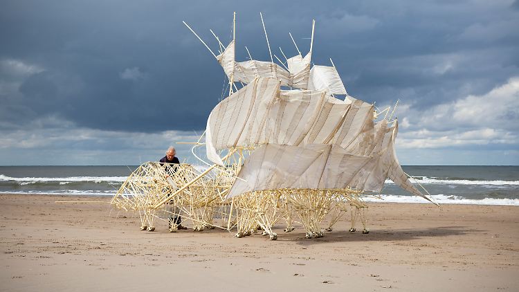 Die Strandbiester sind eigentlich am Meer zu Hause, jetzt besuchen sie auch das Socle du Monde Art Festival in Herning.