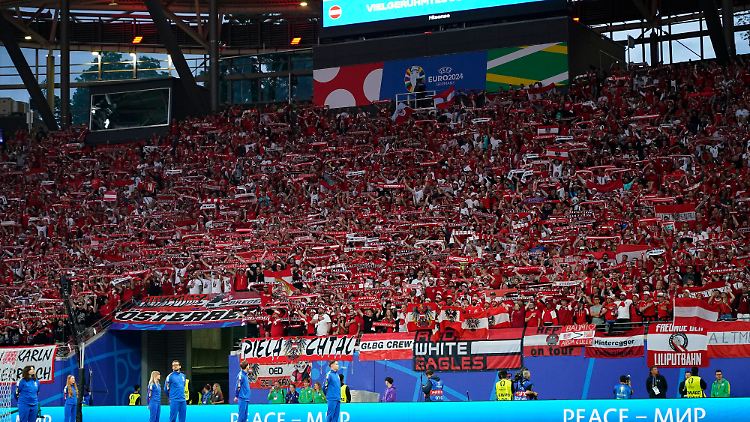 Die österreichischen Fans waren mehrmals durch rechtsextreme Parolen und Banner aufgefallen.