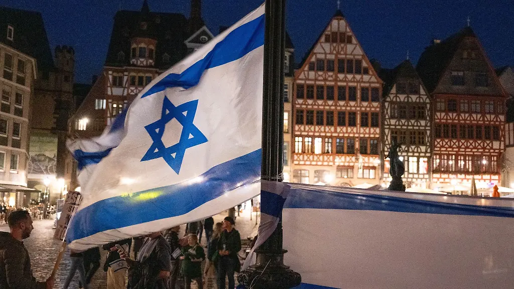 Mehrere-Hundert-Menschen-beteiligen-sich-an-einer-pro-israelischen-Solidaritaetskundgebung-auf-dem-Roemerberg