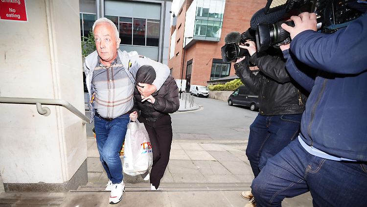 Die Lehrerin Rebecca Joynes kommt am Manchester Crown Court an. 
