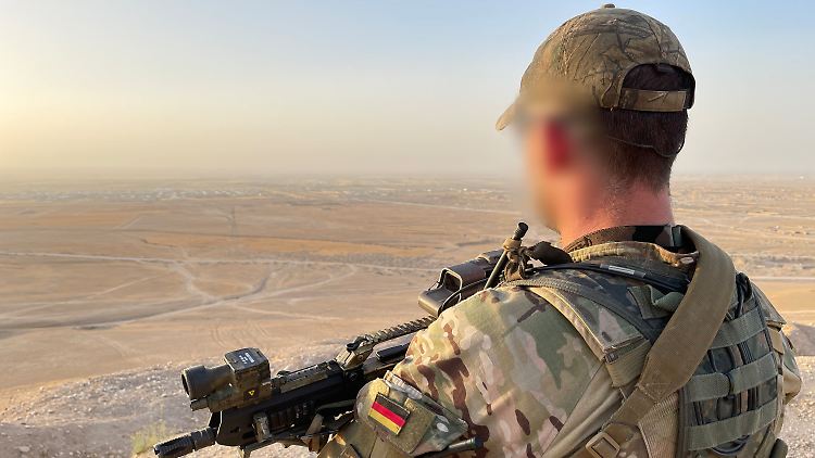 Ein deutscher Soldat sichert im Juni 2021 das Gelände nahe des Camps Marmal im Norden Afghanistans. 