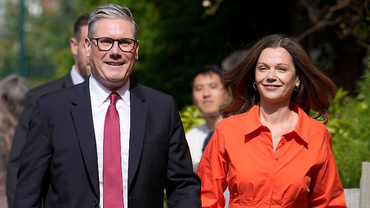 Der Labour-Vorsitzende Sir Keir Starmer und seine Frau Victoria kommen zur Stimmabgabe bei den Parlamentswahlen 2024 in der Willingham Close TRA Hall an.