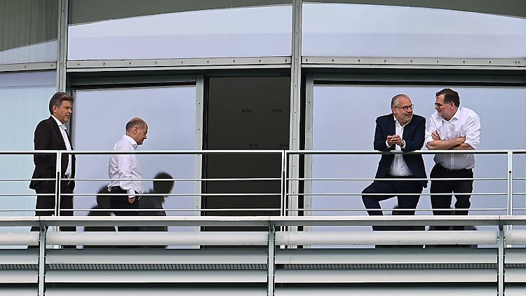 Habeck (links) und Scholz (zweiter von links) auf einem Balkon im Bundeskanzleramt