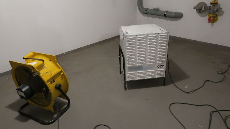 Nach einem Leitungswasserschaden sind häufig umfangreiche Trocknungsarbeiten in der betroffenen Wohnung und den umliegenden Räumen erforderlich.