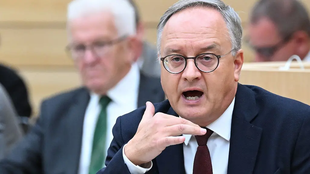 Andreas-Stoch-SPD-Fraktionsvorsitzender-im-Landtag-von-Baden-Wuerttemberg-spricht-im-Landtag-bei-einer-Debatte