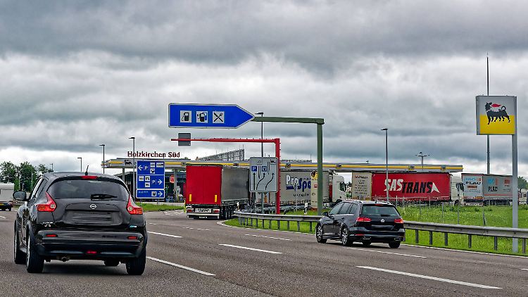 Der ADAC rät Autofahrern abseits der Autobahn zu tanken - ein Umweg lohne sich praktisch immer.