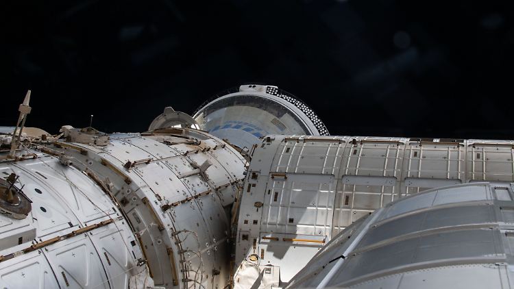Das Bild zeigt einen Teil des Starliner-Raumschiffs von Boeing, das an den vorderen Anschluss des Harmony-Moduls der ISS angedockt ist.