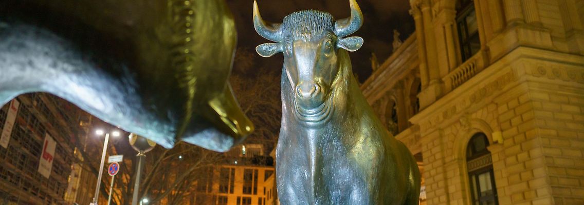 Der DAX wird zunehmend zum Selbstläufer. Der neue Rekrod liegt bei 21.423 Punkten.
