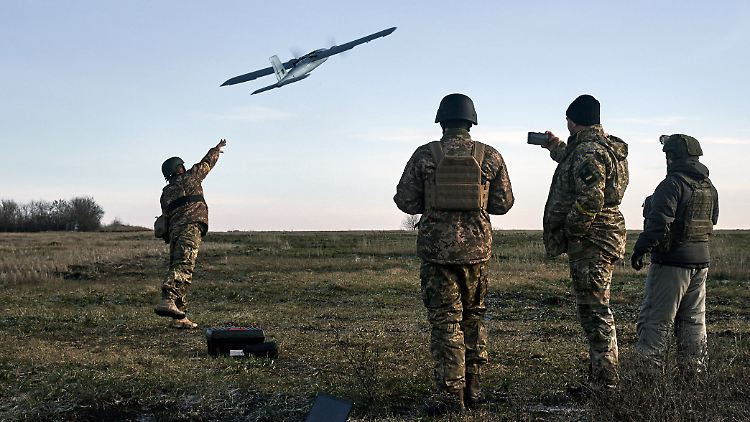 Immer wieder werden auch Drohnenangriffe ukrainischer Truppen auf russisches Gebiet gemeldet. Die Anzahl der Opfer und das Ausmaß der Schäden steht aber in keinem Verhältnis zu den von Russland angerichteten Zerstörungen in der Ukraine.