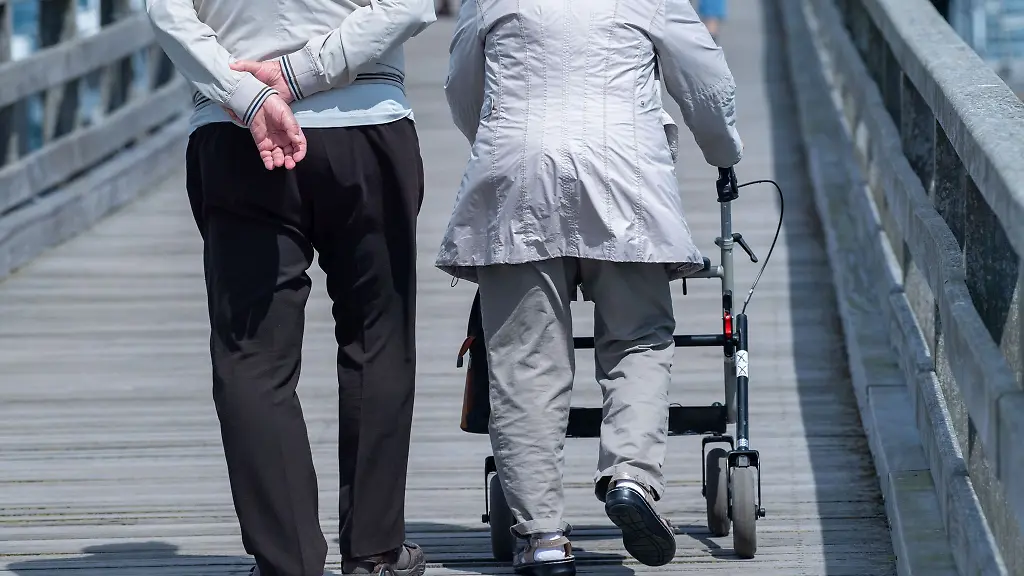Senioren-laufen-auf-der-Seebruecke-im-Ostseebad-Binz-auf-der-Insel-Ruegen