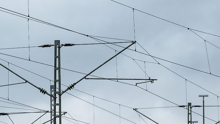 Jedes Jahr gibt es mehrere Vorfälle, bei denen Menschen in Oberleitungen geraten.