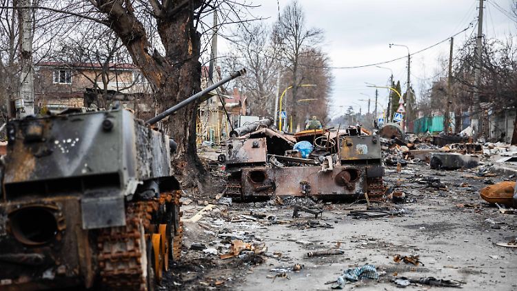Russische Truppen töteten in dem kleinen Ort massenweise Zivilisten, die anschließend auf den Straßen lagen.
