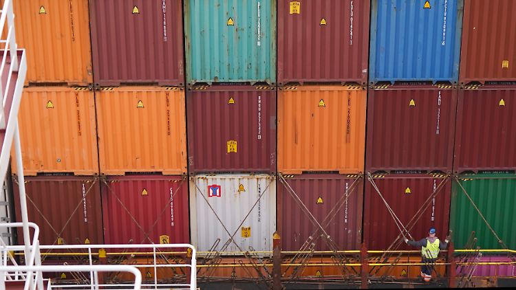 Ökonomen bezeichnen das deutliche Minus in der Industrie als Hiobsbotschaft.  
