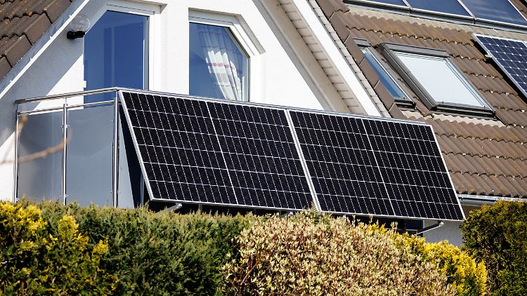 Wer die Kraftwerke richtig ausrichtet und Energie vor allem dann verbraucht, wenn die Sonne scheint, kann über die Jahre gesehen einiges an Geld sparen.