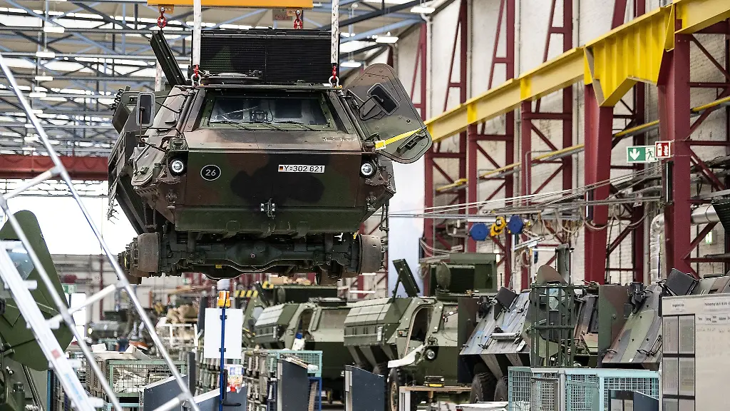 Ein-Panzer-vom-Typ-Fuchs-schwebt-in-der-Fertigungshalle-von-Rheinmetall
